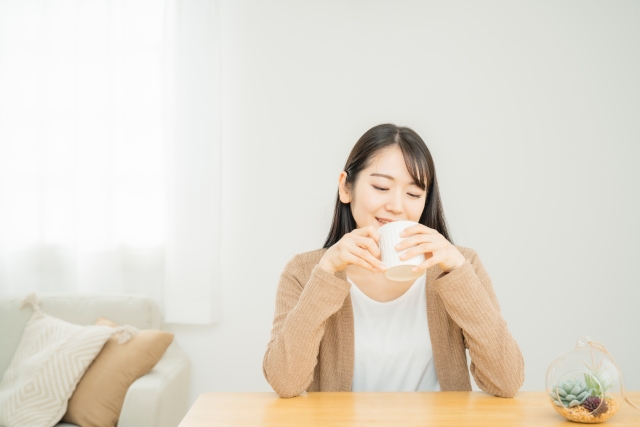 お茶を飲む女性