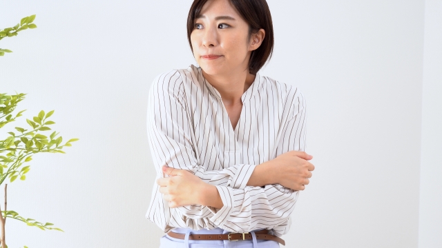 寒がる女性