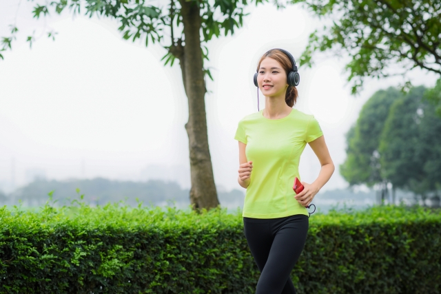 運動する女性