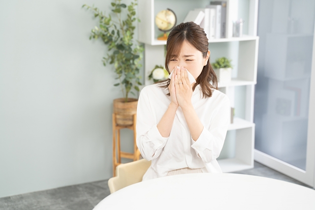 花粉症の女性