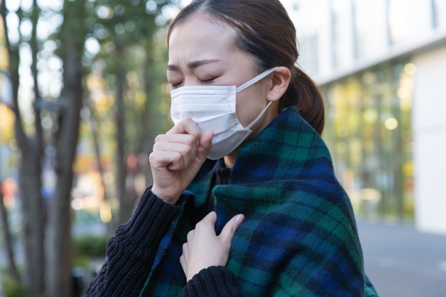 風邪をひいた女性