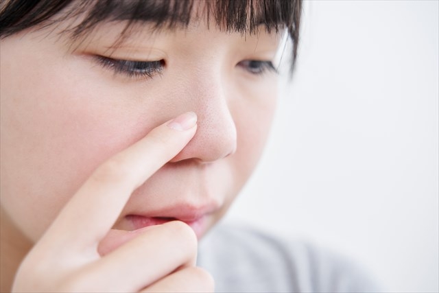 毛穴を気にする女性