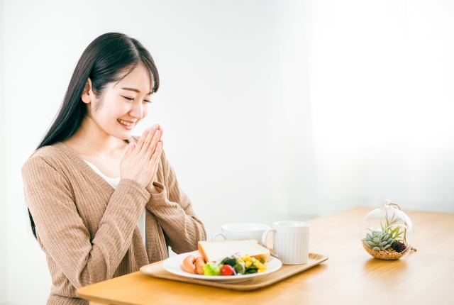 食事をする女性