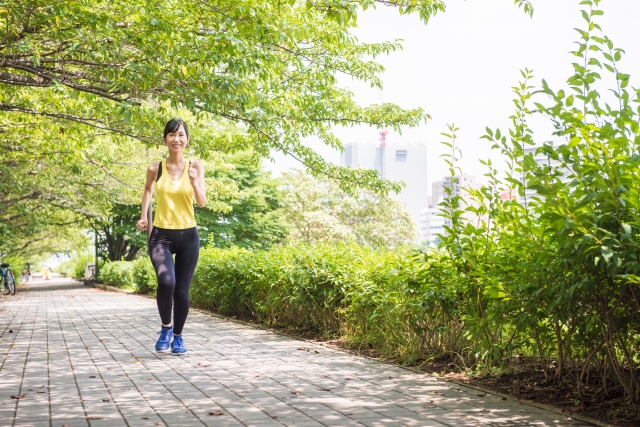 木陰で運動する女性