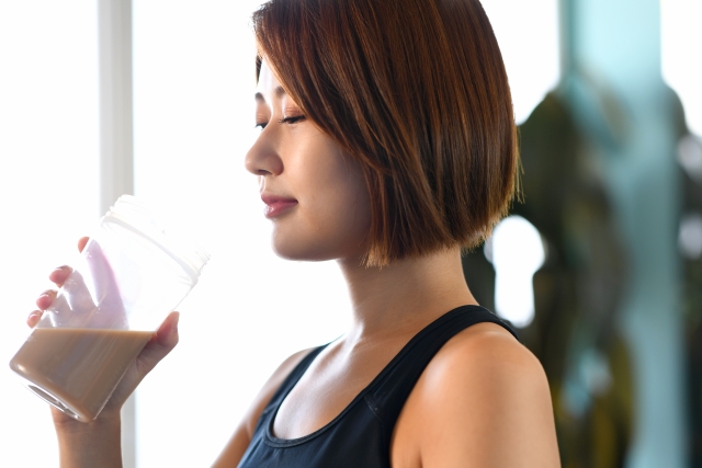 プロテインを飲む女性