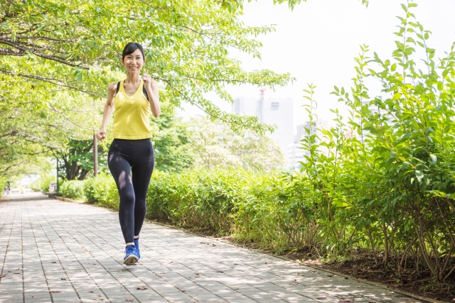 運動する女性